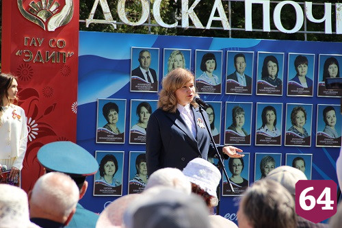 Герой России Александр Янклович поздравил с Днем Победы ветерана, проживающую в Энгельсском доме-интернате