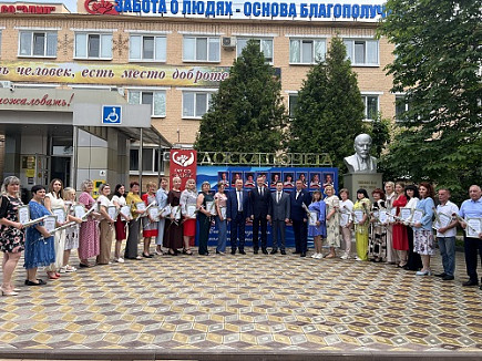В Энгельсском доме-интернате поздравили сотрудников с профессиональными праздниками